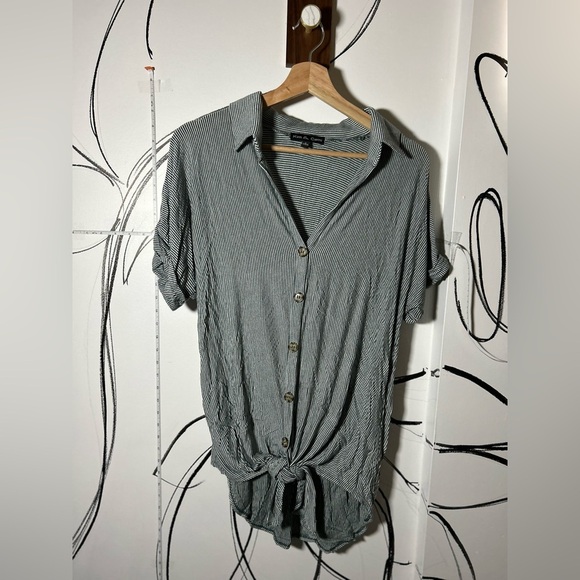 Kim & Cami White and Green Striped Button Down Collared Tee w/ Tie Waist, Large - Picture 1 of 10